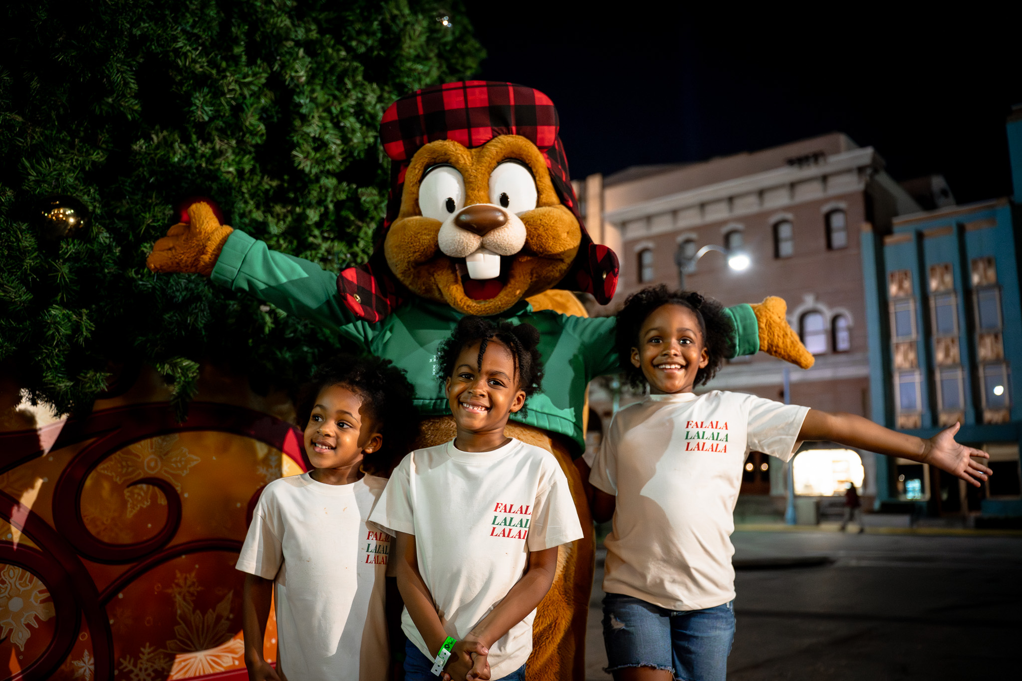 Roberson kids with the Orlando Informer holiday character at the Winter 2025 Meetup